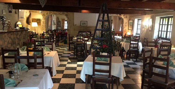 AUX PETITS PAVES restaurant à ORGON - Le Bouche à Oreille