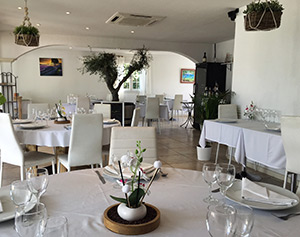 LA TABLE SOUS L'ARBRE restaurant à GARÉOULT - Le Bouche à Oreille