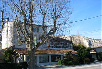 AUX PETITS PAVÉS restaurant à ORGON - Le Bouche à Oreille AUX PETITS PAVÉS restaurant à ORGON - Le Bouche à Oreille