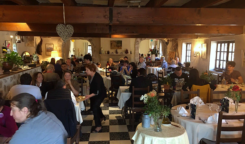 AUX PETITS PAVÉS restaurant à ORGON - Le Bouche à Oreille AUX PETITS PAVÉS restaurant à ORGON - Le Bouche à Oreille